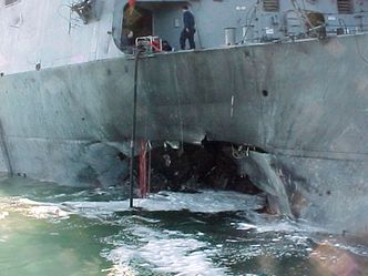 USS Cole etter terrorangrepet. Foto: HO / US NAVY / AFP
