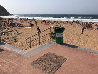 Fiberkabelen kommer i land på denne stranden i Baskerland. Det står «fiberoptisk kabel» på lokket i forkant av bildet. Foto: Pål Unanue-Zahl