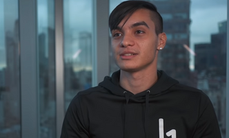 Santiago Lopez (19) har innkassert nesten ni millioner kroner på å lete etter feil i programvare. Foto: Hackerone