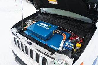 Under panseret på testbilen som den siste tiden har prøv ut systemet i Arjeplog i Sverige. Foto: GKN