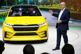 Skoda-sjef Bernhard Maier viser frem Vision iV på bilmessen i Geneve i mars i år. Den nye elbilen er basert på Vision iV. Foto:  Reuters