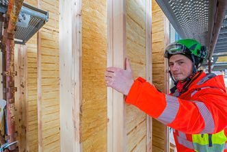 BAS Magnus Lunder med hånda på en stender i GLAVA® Pluss System. Foto:  Paal-André Schwital