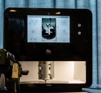 3D-printeren fungerer ved at råvarene presses ut av en stålbeholder som påvirkes av et stempel. Foto: Odd R. Valmot