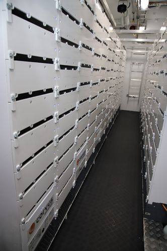 Et økende antall skip får batterier som tillegg til dieselmotorer. De kan også være gunstige å ha i tilfelle stans på hovedmotor for å unngå total blackout. Bildet viser en av to batteripakker på 1,5 MWh om bord på Kystverkets oljevernfartøy OV Ryvingen. Foto:  Tore Stensvold