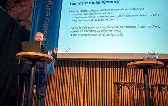 Leder for fag og rådgivning avdelingen i Elbilforeningen, Erik Lorentzen peker på at vi trenger en kraftig utbygging av elbilladere i årene framover Foto: Odd R. Valmot