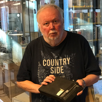 Gisle Hannemyr med et modem fra den gang internett ble født. Nå står det utstilt på et minimuseum på Institutt for informatikk. Foto: Gunhild M . Haugnes/UiO