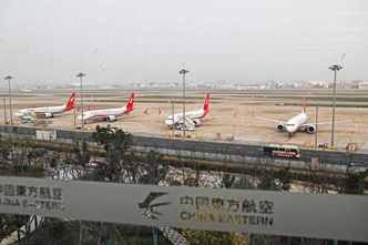 Boeing 737 Max 8-fly tilhørende Shanghai Airlines stående ble stående på Shanghai Hongqiao lufthavn mandag. Foto:  STR
