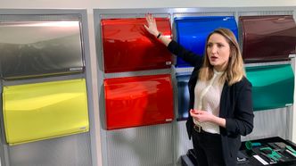 Carine Giachetti jobber med fargekombinasjoner på interiør og eksteriør, og henter blant annet inspirasjon fra de store motemessene. - Trendene er svært ulike rundt i verden. I Japan er for eksempel rosa biler en hit, sier hun. Foto: Svein-Erik Hole