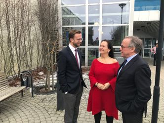 Fra v. digitaliseringsminister Nicolai Astrup, Cat Holten som er avdelingsdirektør for avdeling digitalisering der Altinn er organisert og Lars Peder Brekk direktør for Brønnøysundregistrene,. Foto: Brreg