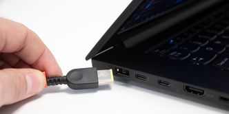 Ladepluggen er proprietær, men du kan også lade via USB-C-portene. Da tar imidlertid ladingen lenger tid. Foto: Kurt Lekanger, Digi.no