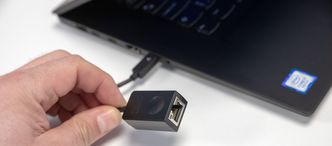 En RJ-45 Ethernet-adapter følger med i esken. Foto: Kurt Lekanger, Digi.no