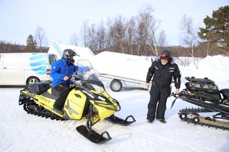 Statkraftspesialistene Per Erik Myrmo (på gul scooter) og Ketil Nilsen har 12 strekk de måler i nedslagsfeltet for Nea og Tya kraftverk. Foto: Tore Stensvold 
