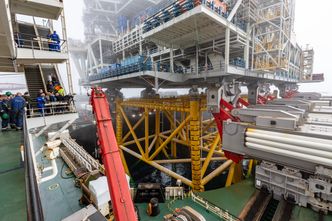Her løftes plattformen på plass i ett stykke – ved hjelp av løfteteknologien på skipet Pioneering Spirit. Foto: Bo B Randulff / Woldcam/Equinor