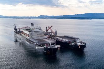Pioneering Spirit er verdens største løftefartøy og er like langt som Empire State Building er høyt. Her ligger det i Klosterfjorden i juni i fjor. Foto:  Espen Rønnevik/Roar Lindefjeld/Equinor
