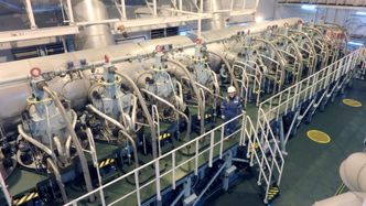 Et annet bilde fra Camillas tid som Technical Trainee i DNV GL- her foran hovedmaskineriet til et enormt containerskip i Polen. Foto:  Privat