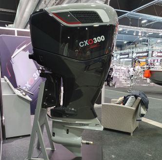 Dieselmotoren kommer i 300 hesters utgave som påhengsmotor og vil konkurrere med innenbordsmotorer. Foto: Odd R. Valmot
