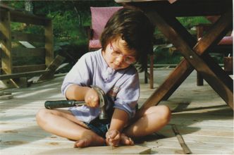 Lan Marie får prøve seg med hammer og spiker i forbindelse med byggingen av en ny terrasse. Foto: Privat foto