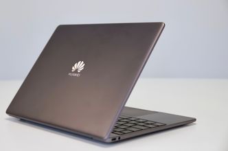 Huawei Matebook 13 er laget i aluminium. Foto: Kurt Lekanger, Digi.no