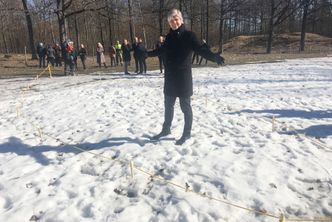 Miljøminister Ola Elvestuen (V) i Borreparken i Vestfold der det er funnet en skipsgrav som sannsynligvis stammer fra vikingtiden. Det gule tauet markerer omfanget av skipet. Foto: Jo Randen/KLD /NTB Scanpix