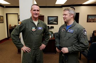 Oberstløytnant Martin Tesli og generalmajor Peter Gersten møttes igjen på Nellis AFB under Red Flag 2019.  Foto:  Torbjørn Kjosvold / Forsvaret