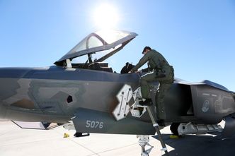 Norsk F-35-pilot på vei opp i cockpit på et F-35 på Nellis under Red Flag.  Foto:  Torbjørn Kjosvold / Forsvaret