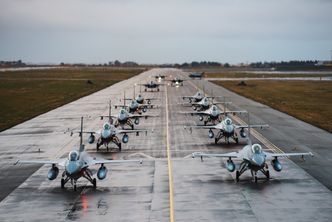 F-16 og F-35 taxer sammen opp til en "elephant walk" på Ørland flystasjon før take-off til fjorårets julestjerneformasjon. Foto:  Marius Brustad / Forsvaret
