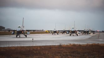 F-16 og F-35 taxer sammen opp til en «elephant walk» på Ørland flystasjon før take-off til fjorårets julestjerneformasjon. Foto:  Marius Brustad / Forsvaret