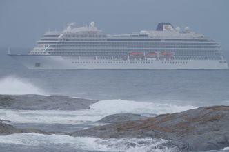 Viking Sky gikk fra Molde onsdag morgen, assistert av slepebåt, for å repareres i Kristiansund. Foto: Svein Ove Ekornesvåg/NTB Scanpix
