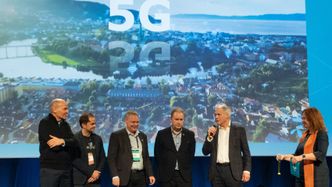 Konsernsjef Sigve Brekke i Telenor hadde med seg en rekke aktører fra regionen på scenen da 5G ble presentert. Her er Per Magnus Veierland i Sevendof, rådmann Morten Wolden i Trondheim, Peter Due fra Yara Birkeland, grunnlegger Gustav Witzøe i Salmar og teknisk direktør Ingeborg Øfsthus i Telenor Norge. Foto: Håvard Fossen