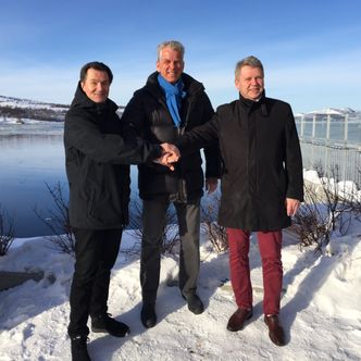 Konsernsjef i Statnett Auke Lont sammen med Per Erik Ramstad i Finnmark Kraft og Terje Skansen i Varanger Kraft. Foto:  Statnett