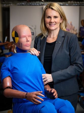 – Selvkjørende biler er en kjempeutfordring, sier professor Lotta Jakobssen ved Volvos testsenter for sikkerhet. Til venstre en av hennes mest kostbare medarbeidere - slike testdukker koster gjerne ti millioner kroner stykket. Foto:  Volvo Cars