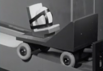 Nils Bohlin brukte egg og en leketralle til å vise alvoret ved å kjøre uten bilbelte. Foto:  Volvo Cars