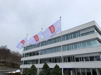 Kontorbygningen i Brattvaag har fått riktig flagg opp mandag 1. april. Foto: Kongsberg