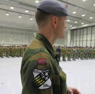 338 skvadrons gule lyn på svart bunn på en patch i anledning nedleggelsen. Her på armen til fungerende sjef for 132 luftving, Eirik Guldvog. Foto:   Per Erlien Dalløkken