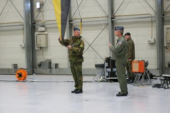 Dag Husby (t.v) og Ivar Magne Stene firer skvadronflagget for siste gang. Foto:   Per Erlien Dalløkken