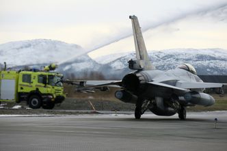 Klassisk avskjed for F-16 på vei ut mot stripa. Foto:   Per Erlien Dalløkken