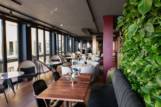 En restaurant kan bety mye uønsket lyd som går utover de ansatte. Denne lyden kan effektivt dempes med himlinger. Foto: DeltaV