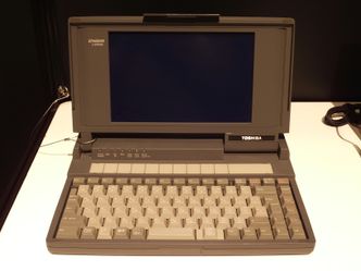 Ifølge Toshiba var Toshiba DynaBook J-3100SS verdens første notebook. Foto: Mj-bird,  <a href="https