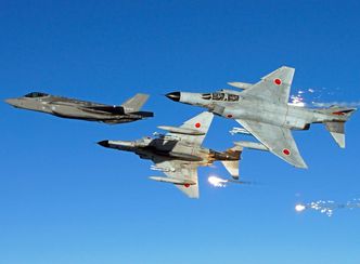 Dette er fra en oppvisning i mars i forbindelse med at F-35A begynner å overta for F-4EJ Kai. Foto:  Det japanske forsvaret