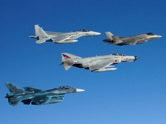Japanske jagerfly på en seremoni i mars: F-2 (fra venstre), F-15J, F-4EJ og F-35A.