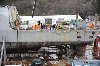 KNM Helge Ingstad tømmes for alt som er ødelagt av mange måneder under vann. Foto:  Tore Stensvold