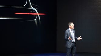 Steven Armstrong, leder for Ford i Europa, forteller om den kommende SUV-en. Foto:  Marius Valle