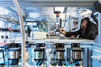 I over 20 har Norge vært en pionér innenfor CCS. Her justerer forsker H. G. Jacob Stang den avanserte instrumenteringen til  «CO2Mix –riggen» ved SINTEF. For å nå den påkrevede målenøyaktigheten i trykk trengs flere sensorer som vist i forgrunnen. Foto:  Thor Nielsen