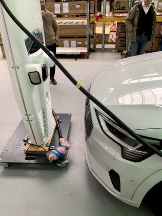 Så nærme må en E-Tron parkere en ladestasjon av typen Tritium Veefill for å få lade. I praksis vil det kunne være vanskelig å stå så nærme på grunn av fortauskanter, påkjørselsvern og annet. Foto:  Grønn Kontakt