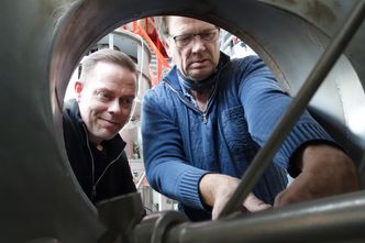 Næringsmiddeltekniker og direktør for Science Brew, Preben Bøje Hansen, og medstifter av bryggeriet, Sten Jauer, er glad for å kunne bruke mat som ellers ville blitt kastet, til å lage øl. Foto: Science Brew