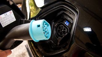 Dimensjoneringen på ladepluggen er en god indikasjon på at her skal det gå mye strøm. Det er derfor ikke lurt å ta snarveier eller gå utenom fagfolk når hjemmelader skal installeres. Foto: Marius Valle