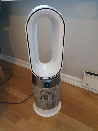 Dysons nye Pure Hot+Cool blåser friskt, men har ingen synlige vifteblad. Vifta sitter i foten, og luftbevegelsen gjennom de små åpningene i ellipsen trekker mer luft gjennom. Foto:  Odd R. Valmot