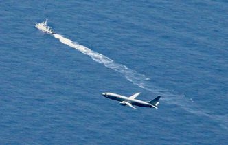 Et japansk kystvaktskip og et amerikansk P-8 Poseidon under letingen etter F-35A-flyet onsdag morgen lokal tid. Foto:  105645+0900