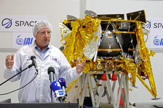 SpaceIL leder prosjektet, men statlige Israeli Aerospace Industries (IAI) er også en sentral bidragsyter. Her viser romdirektør Opher Doron fram Beresheet på en pressekonferanse i desember i fjor. Foto:  JACK GUEZ