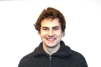 Energirådgiver Joakim Larsen i Obos prosjekt opplever mindre interesse for solfangere enn for solceller. Foto: Eddie Chr. Thomas